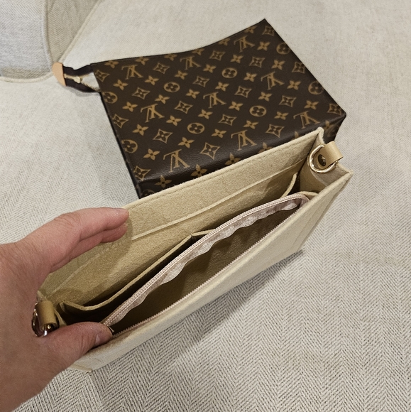 Almost New Louis Vuitton Toiletry Bag 26 - Picture 10 of 15